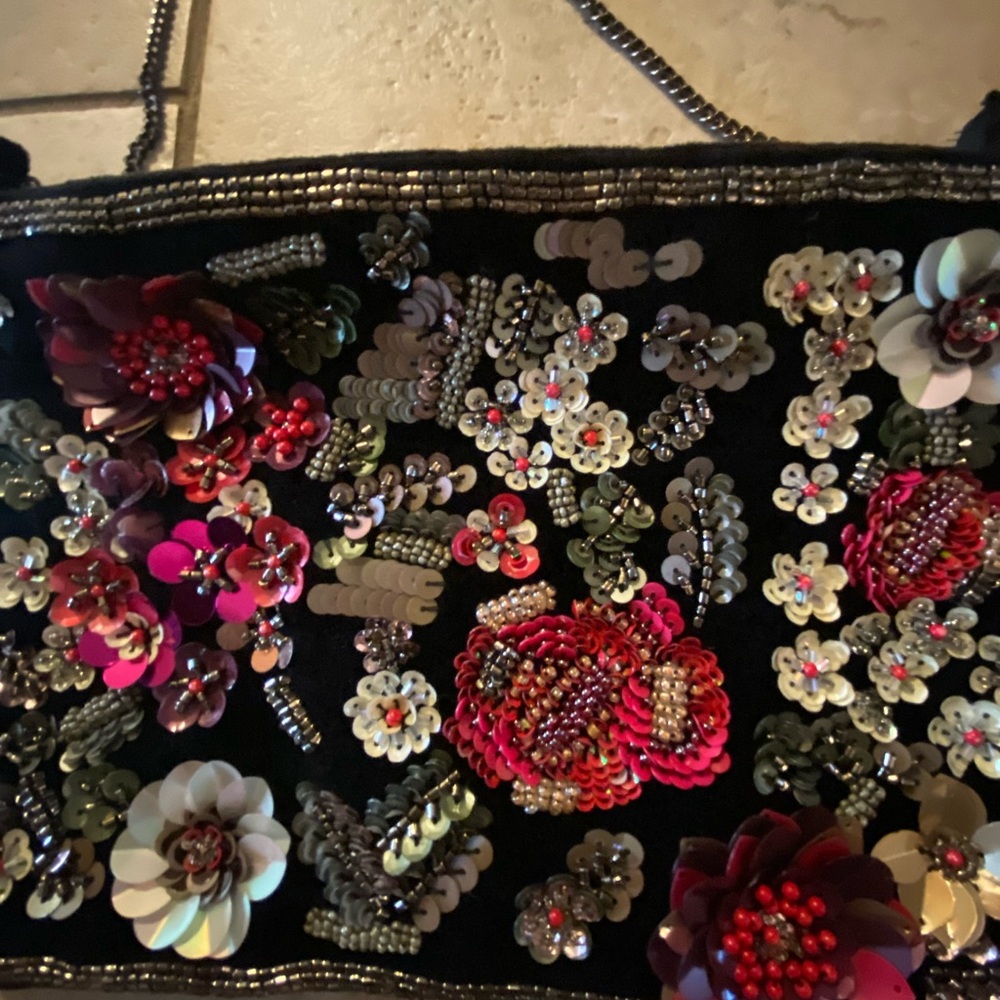 Labellum by Hillary Scott Floral beaded with crossbody Chain Strap - Picture 5 of 9